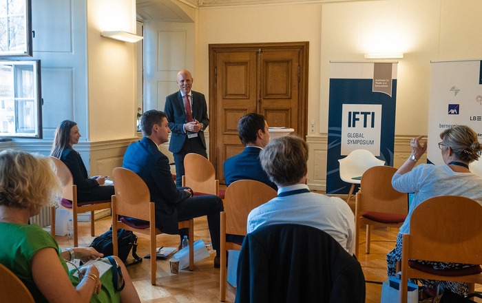Prof. Dr. Andreas Klasen, scientific director of the IfTI and Visiting Scholar at the University of Oxford, with participants at the Symposium 2020.