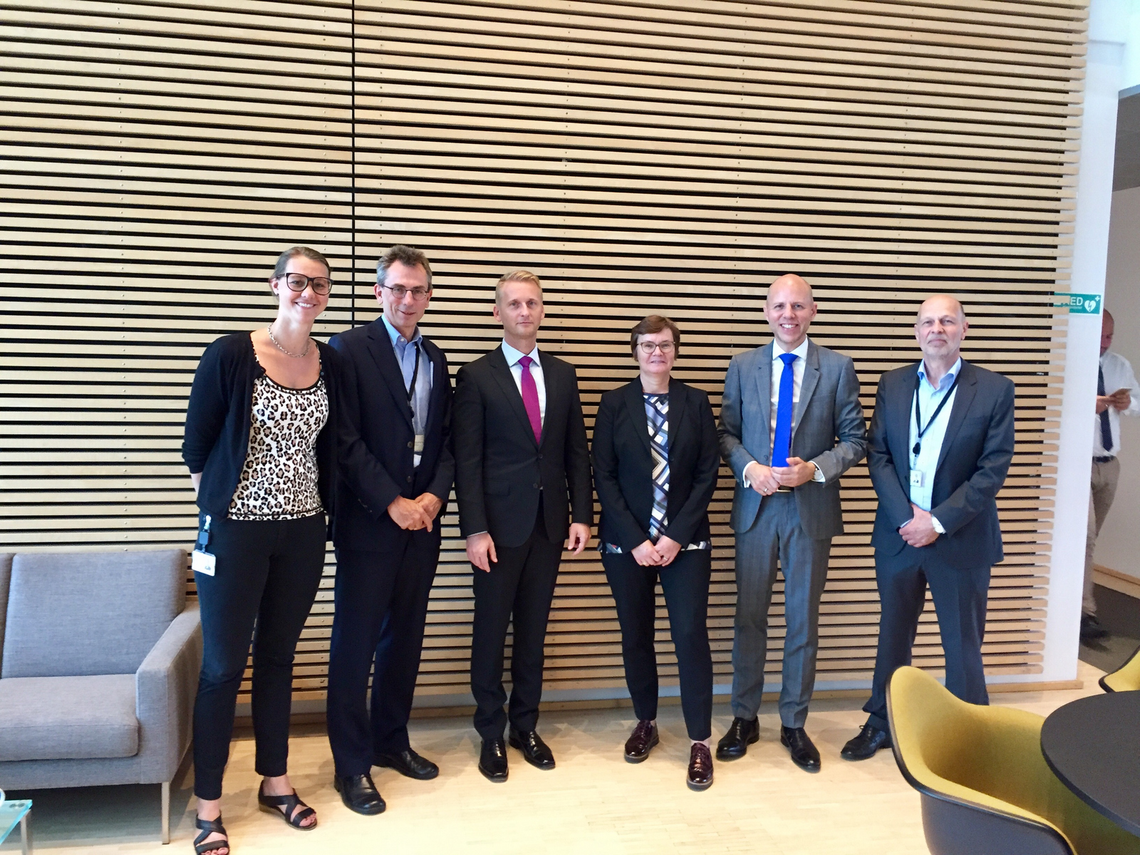 Prof. Klasen (2nd from right) and Prof. Bärtl (3rd from left) together with EKF CEO Anette Eberhard (3rd from right) and colleagues