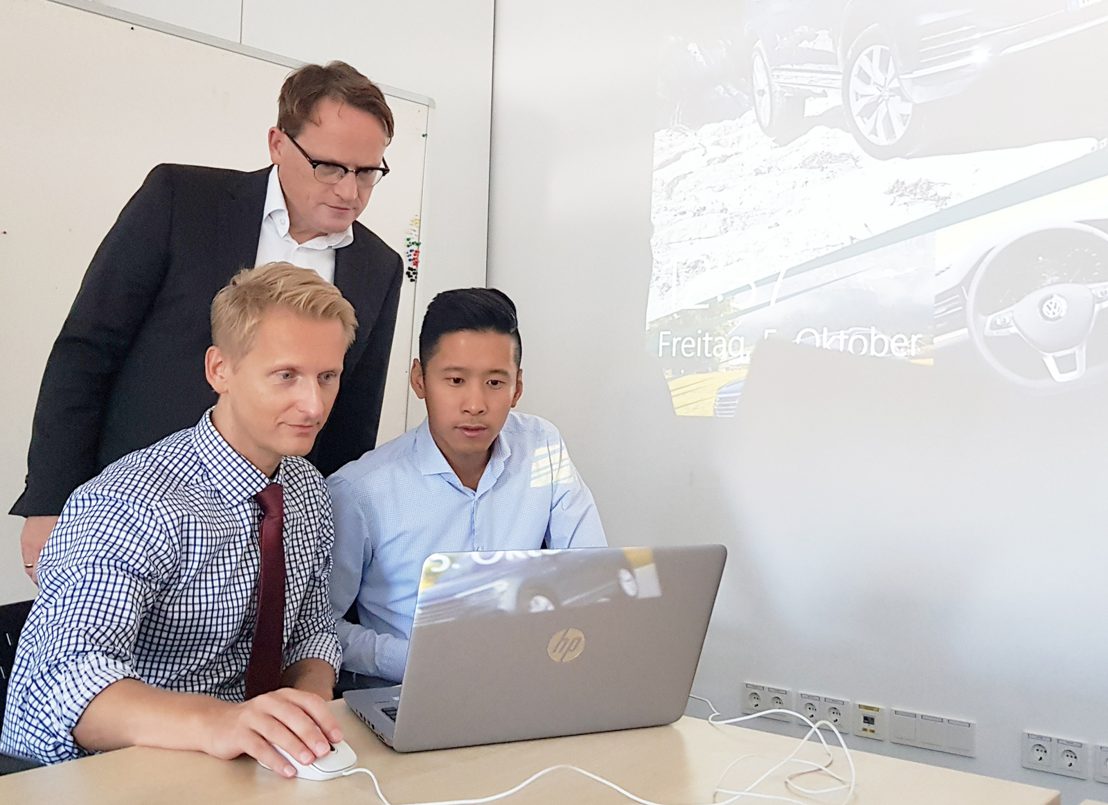 “Data makes exciting correlations visible on the screen and thus brings them to life”, says Prof. Dr. Mathias Bärtl from the University of Applied Sciences Offenburg (left)